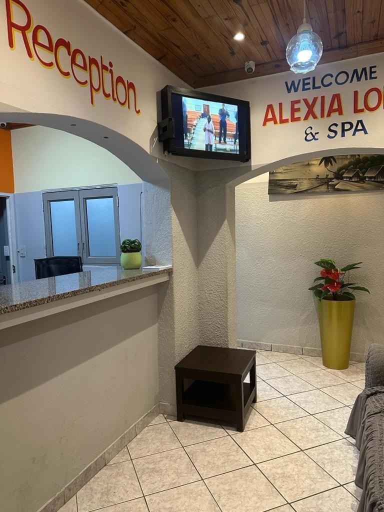 Lodge Alexia & *